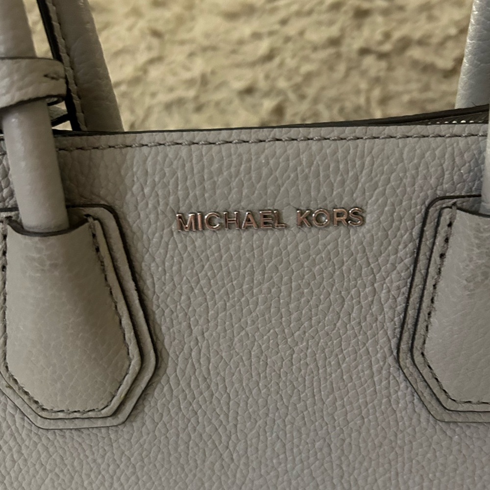 🎉 Host Pick 🎉 Michael Kors Gray Leather Tote Bag - Picture 2 of 12